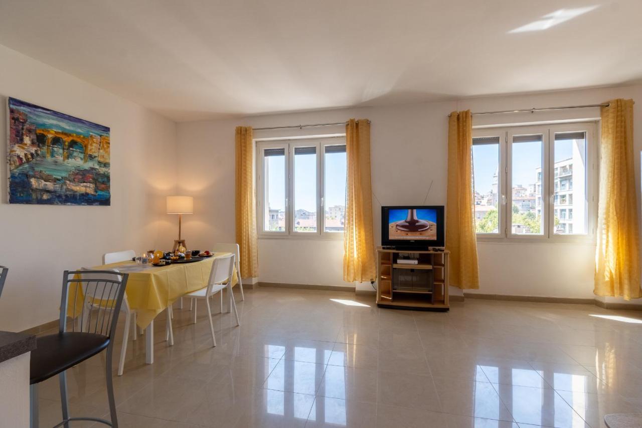 Celebre Vieux Port, Marseille Apartamento Exterior foto